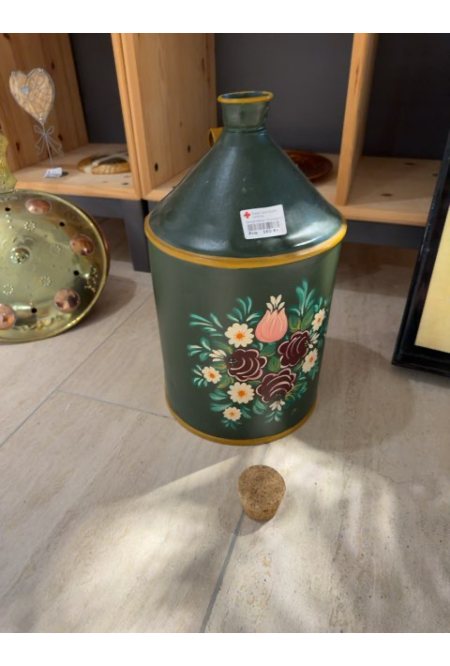 Beholder i metal med blomster